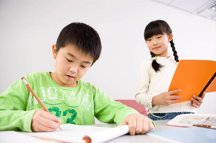 宿題をする子供