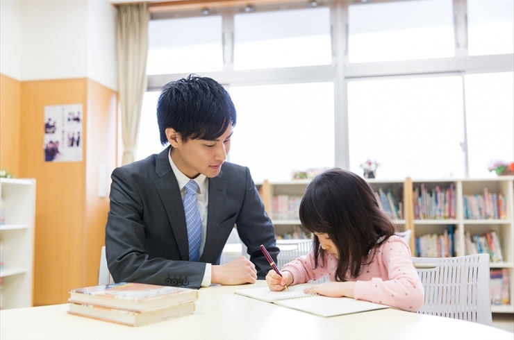 女の子教えてる