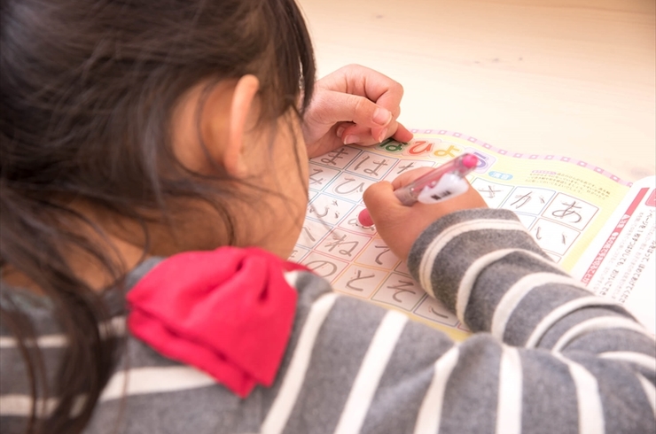 勉強する女の子